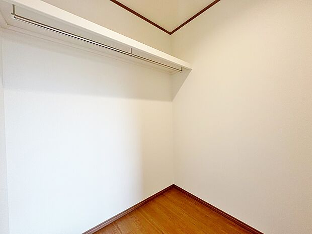 衣類や小物をたっぷり収納できます。