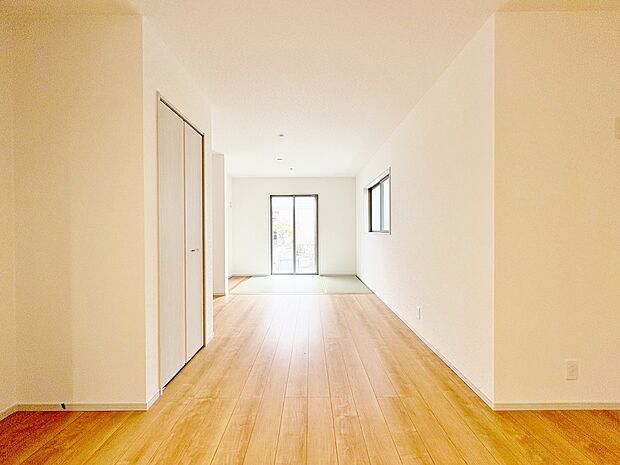 明るくシンプルな色合いで開放的かつリラックスムードあふれるリビング。