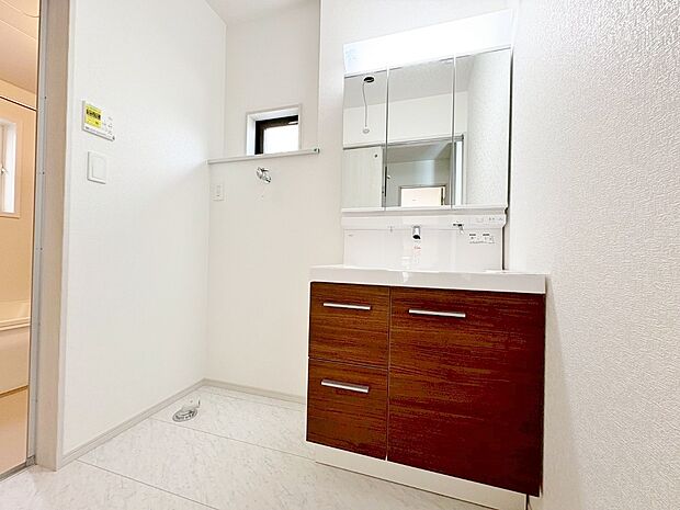 玄関のそばに洗面室があり、帰宅後すぐに手洗いできます。