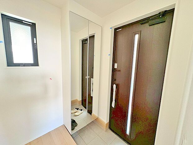 鏡が設置されているので、お洋服に合わせて靴もコーディネートしやすくなります。