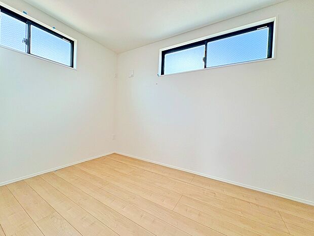 近隣との視線を考え、配慮された窓位置。