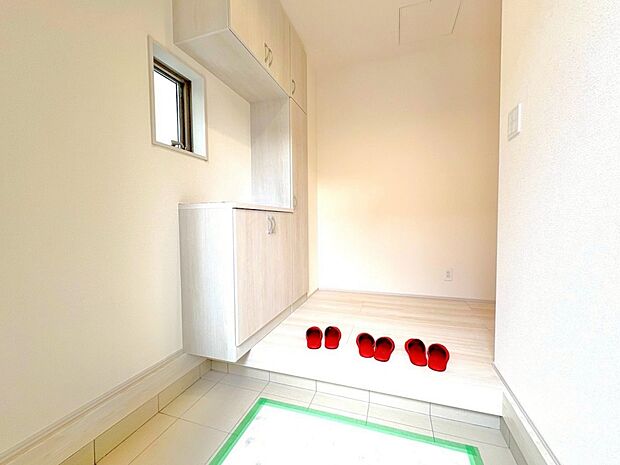 窓から外の光を通す、明るく広い玄関。