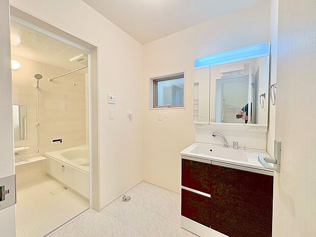 毎日使う場所だからこそ、明るく清潔感溢れる脱衣所に仕上げました。