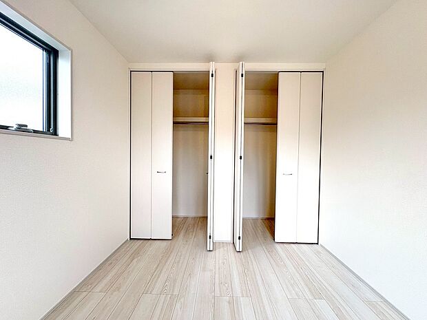 Wクローゼットには季節ごとに洋服を分けて収納できます。