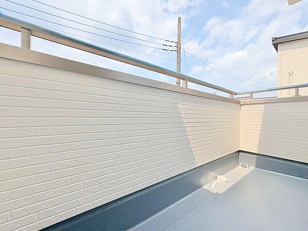 バルコニーから望む紺碧の空。