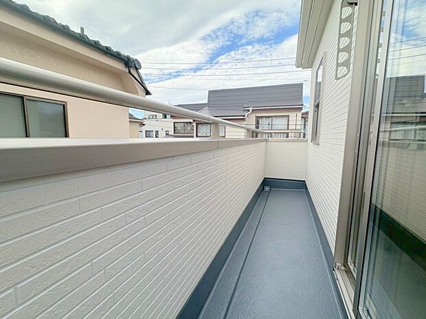 日差しを遮るもののないバルコニー。