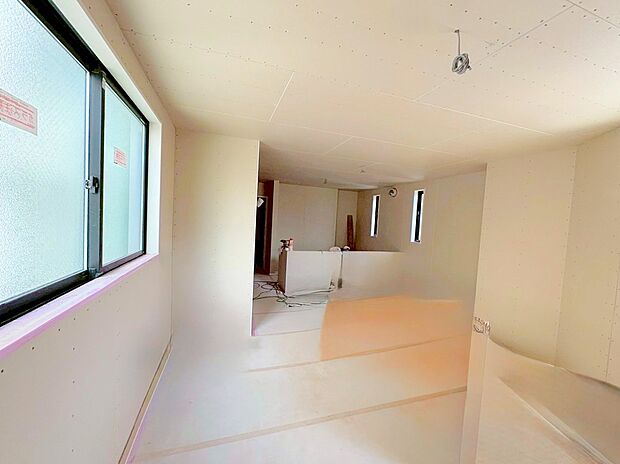 リビングには床暖房を完備し、寒い季節も快適に過ごせます。(令和7年8月 撮影)