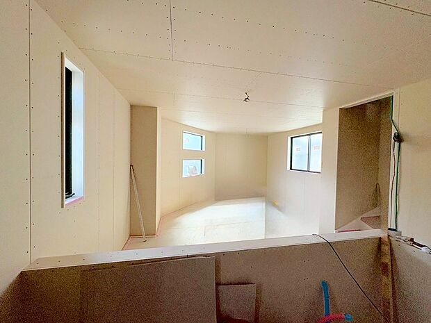 リビングイン階段を採用。コミュニケーション動線に配慮した間取りです。(令和7年8月 撮影)