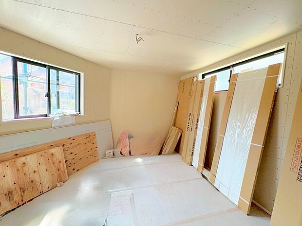 採光通風を確保した心地よいリビング空間を2階に設けました。(令和7年8月 撮影)