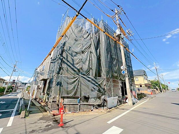 外構を美しく飾るのも戸建住宅ならではの愉しみ。(令和7年8月 撮影)