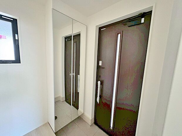 清潔感のある空間を保ち、収納スペースを広く設けております。