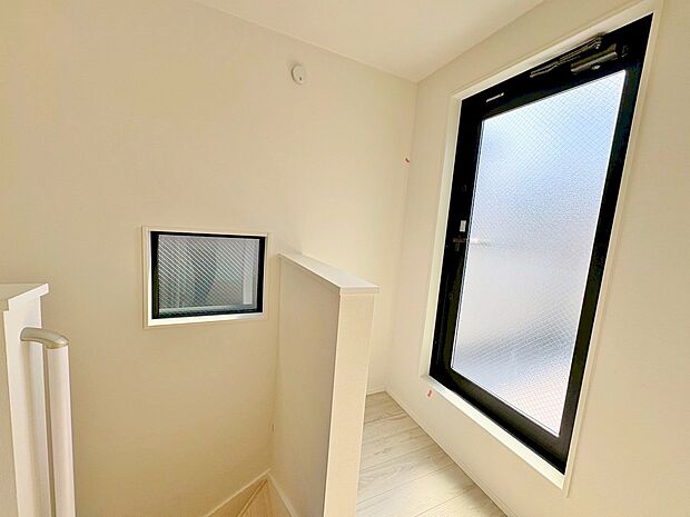 手すりがあるので安心して階段を上り下りできます。