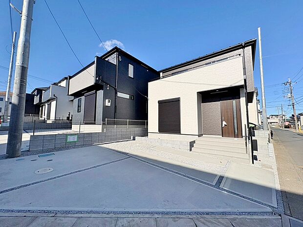 カースペースに2台駐車可能です。角地なので駐車もラクラク。