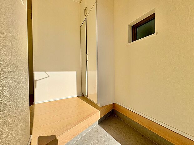 「行ってきます」と「ただいま」はこの玄関から始まります。