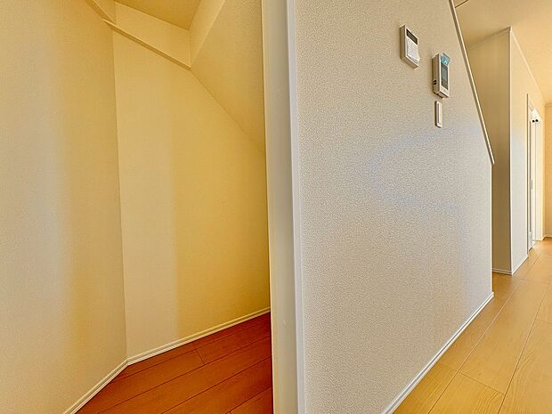 階段下を活用した収納です。