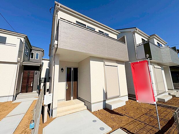 西大宮駅まで徒歩9分の立地。キッチンからリビング全体を見渡せる設計です。