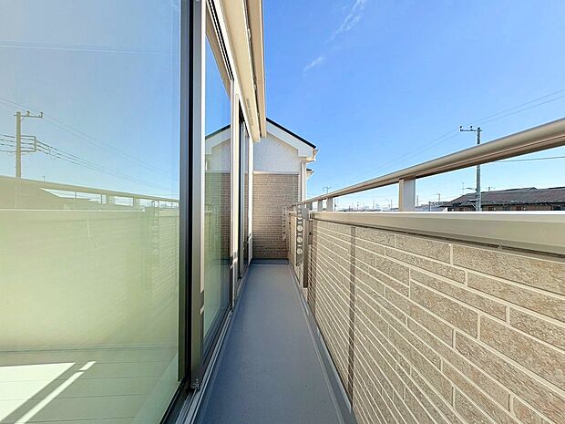 日差しを遮るもののないバルコニー。