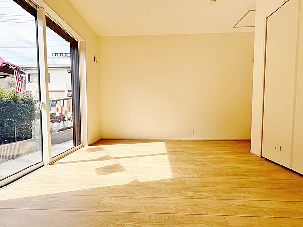 くつろぎの時間をさらに開放的にする続き間の洋室です。