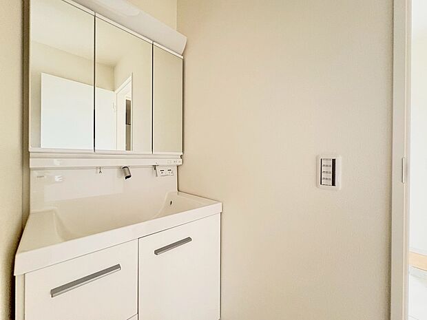 鏡の裏側には細かい物も収納でき、スッキリ片付いた洗面台に。