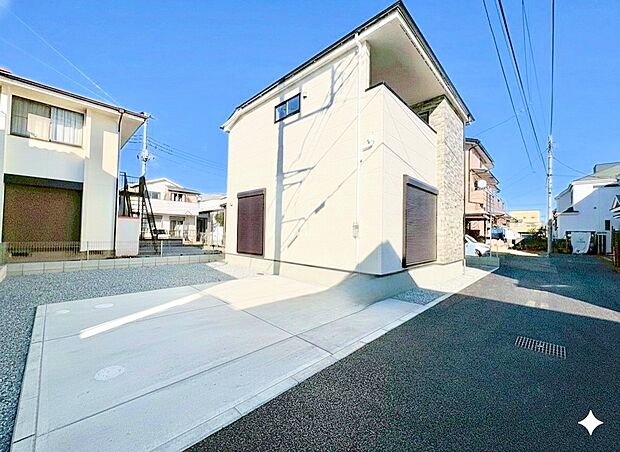 間口の広いカースペースに並列で2台駐車可能です。