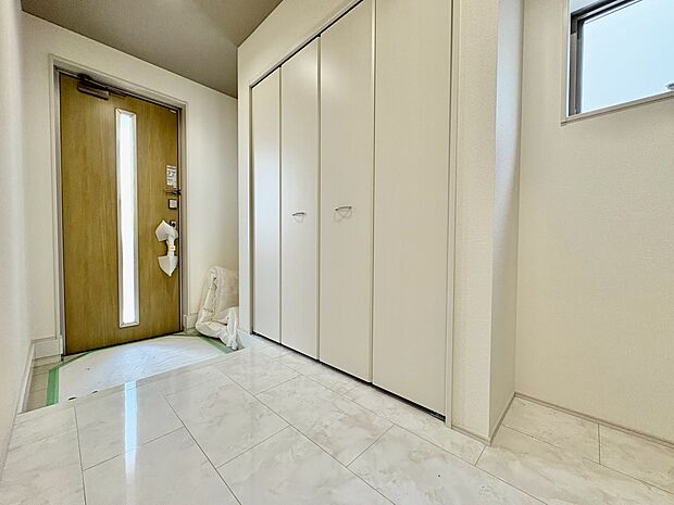 清潔感のある空間を保ち、収納スペースを広く設けました。