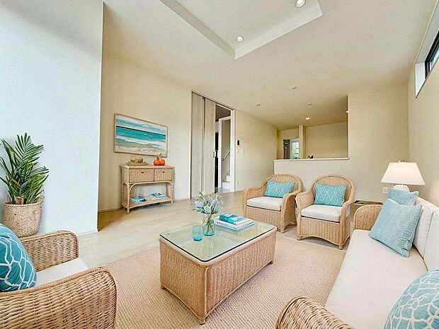 明るくシンプルな色合いで開放的かつリラックスムードあふれるリビング。※現況の物件写真にCGによる画像処理がされています。