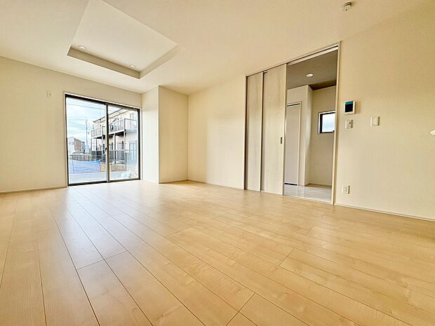 室内には豊かな陽光が注ぎ込み、爽やかな住空間を演出。