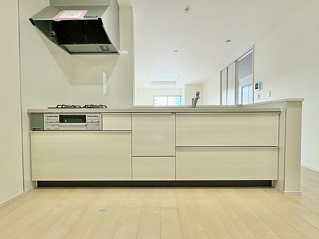 リビング全体を見渡せるよう対面式キッチンを採用しました。