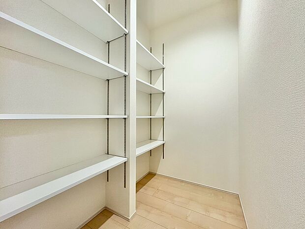 日用品もすっきりとしまえる便利なパントリー付きです。