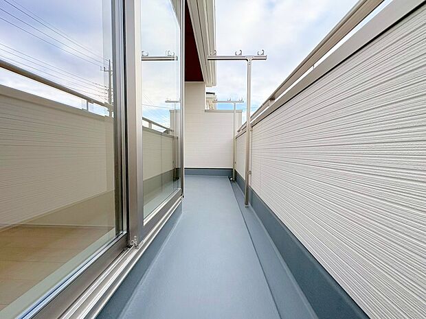 2部屋から行き来できる続きバルコニーを配置しました。