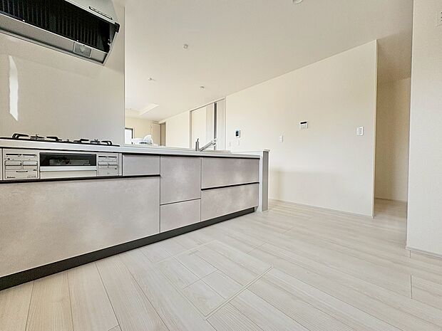 落ち着きのあるカラーで統一された清潔感と気品あふれるキッチン。