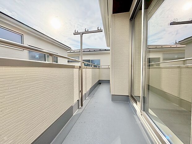 2部屋から行き来できる続きバルコニーを配置しました。