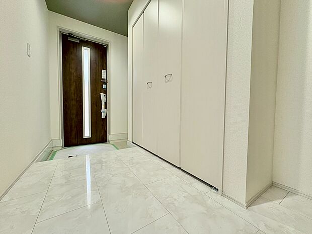 毎日利用する玄関は明るく快適にそして豪華でありたい。