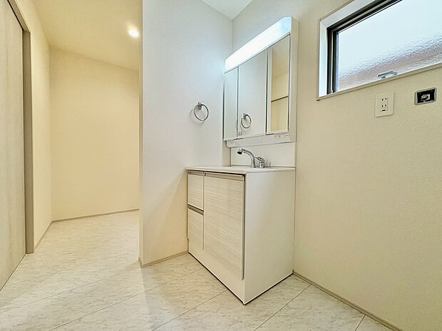 ランドリールーム付きの洗面スペース。朝の身支度と家事の時間が重なっても安心です。