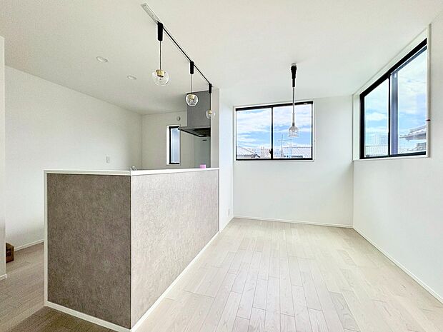 リビングダイニングの窓から全体を照らすため、キッチンにいても開放的。