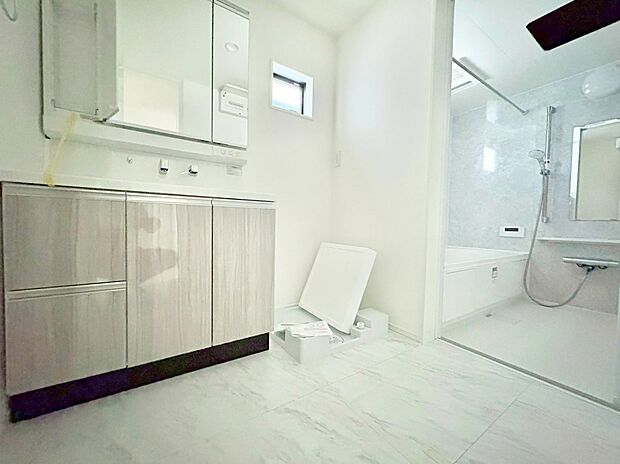 散らかりがちな洗面化粧台も収納があればすっきり。