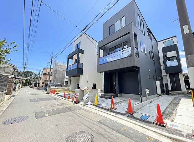 右奥が当物件。大宮駅まで徒歩13分、洗練されたデザインの外観が街並みに彩りを演出します。