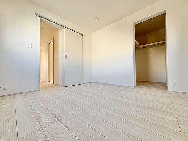 心から寛げる寝室で心地よいひと時を楽しめます。