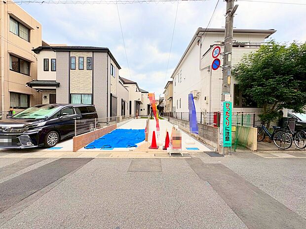 小学校まで徒歩4分、カースペースには2台駐車可能です。