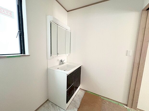 キッチンそばに洗面所、浴室を集めた無駄のないコンパクトな家事動線。(令和7年9月 撮影)