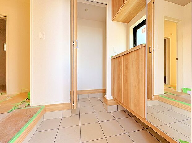 素材感のある清楚な玄関は住まいを彩ります。