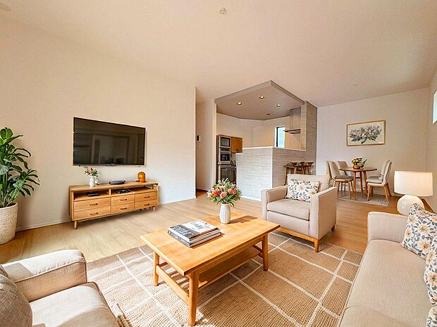 住む人の暮らしを心地よく彩り、愛着の深まるリビング空間へ。※現況写真にCG加工がされています。