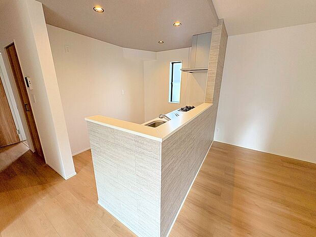 ダイニングとつながるキッチンからは家中が見渡せます。