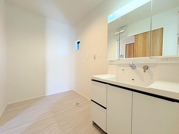 明るく清潔感のある洗面台は気持ちがいいですね。