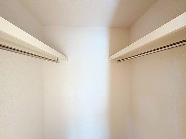 季節モノやスーツケースなど大きなモノもしまえるWIC付き。