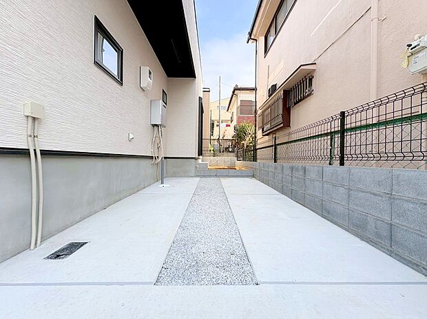 間口が広く駐車場がゆったりと取れる設計を採用しました。