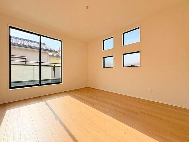 飾り窓からは心地良い光を取り込む落ち着きの空間です。