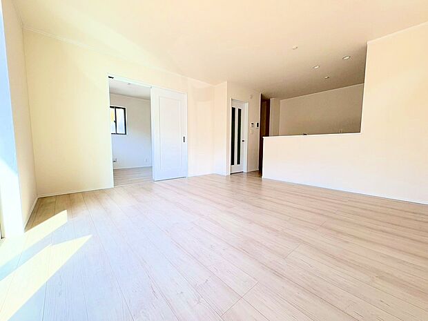 洗練された雰囲気のリビングは、長居したくなる居心地の良い空間です。