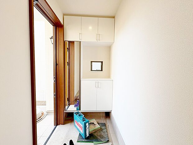 明るさと清潔感を兼ね備えた玄関が建物内へと導きます。