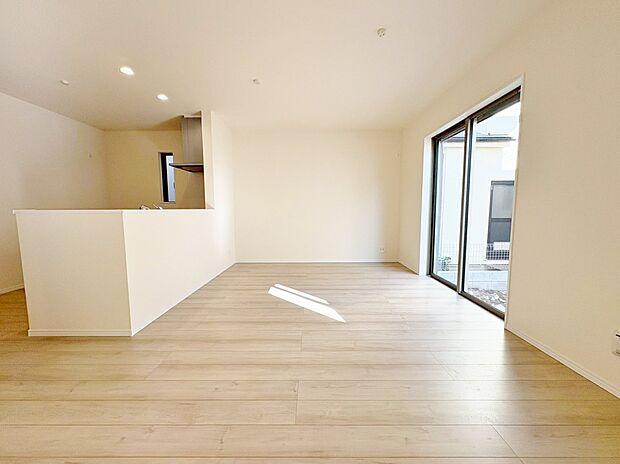 明るくシンプルな色合いで開放的かつリラックスムードあふれるリビング。